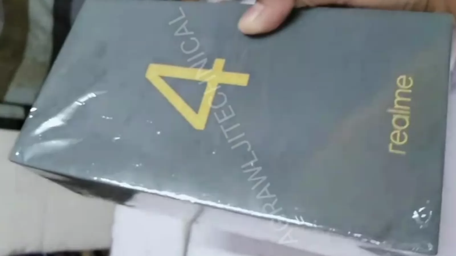 Oppo Realme 4 îşi dezvăluie deja cutia, într-o scăpare video