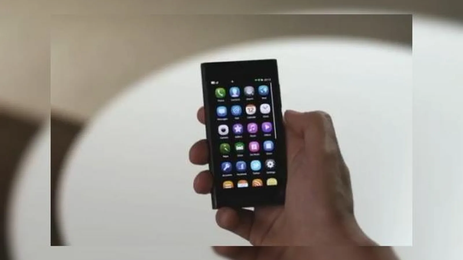 Nokia copiază Apple Într-un clip promoțional pentru Nokia N9! Îi va copia și succesul? (Video)