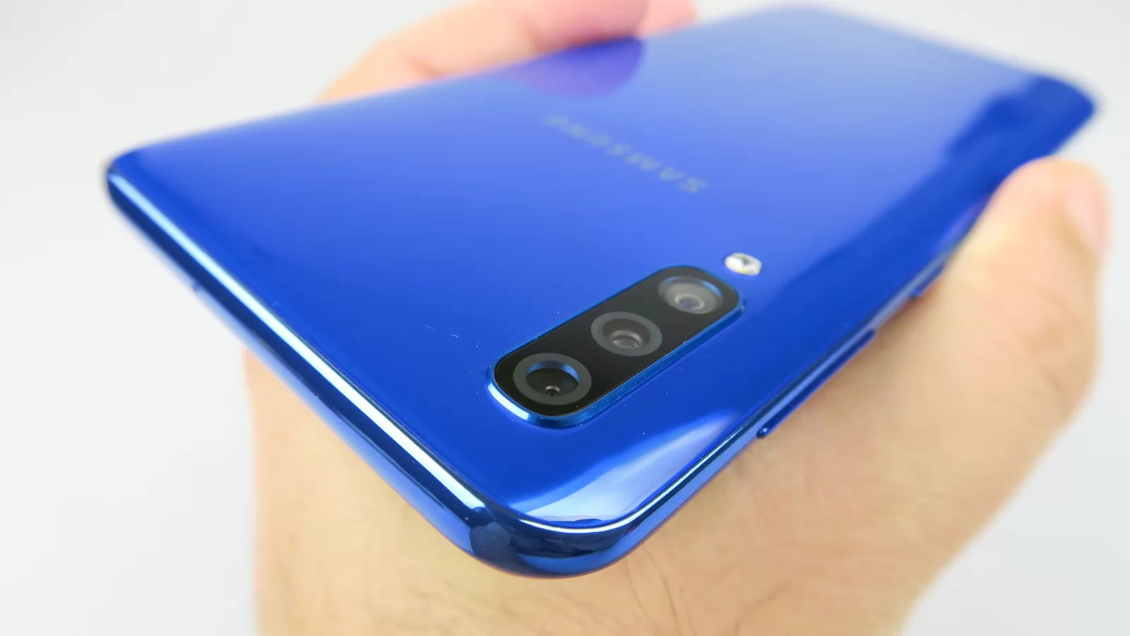 Samsung Galaxy A50: Design 3D Glasstic, care încearcă ceva nou
