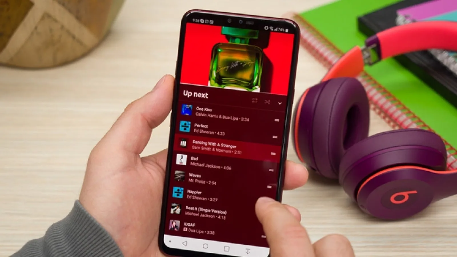 YouTube Music poate descărca acum sute de melodii pentru tine, iar YouTube îţi permite să blochezi canalele care nu îţi plac