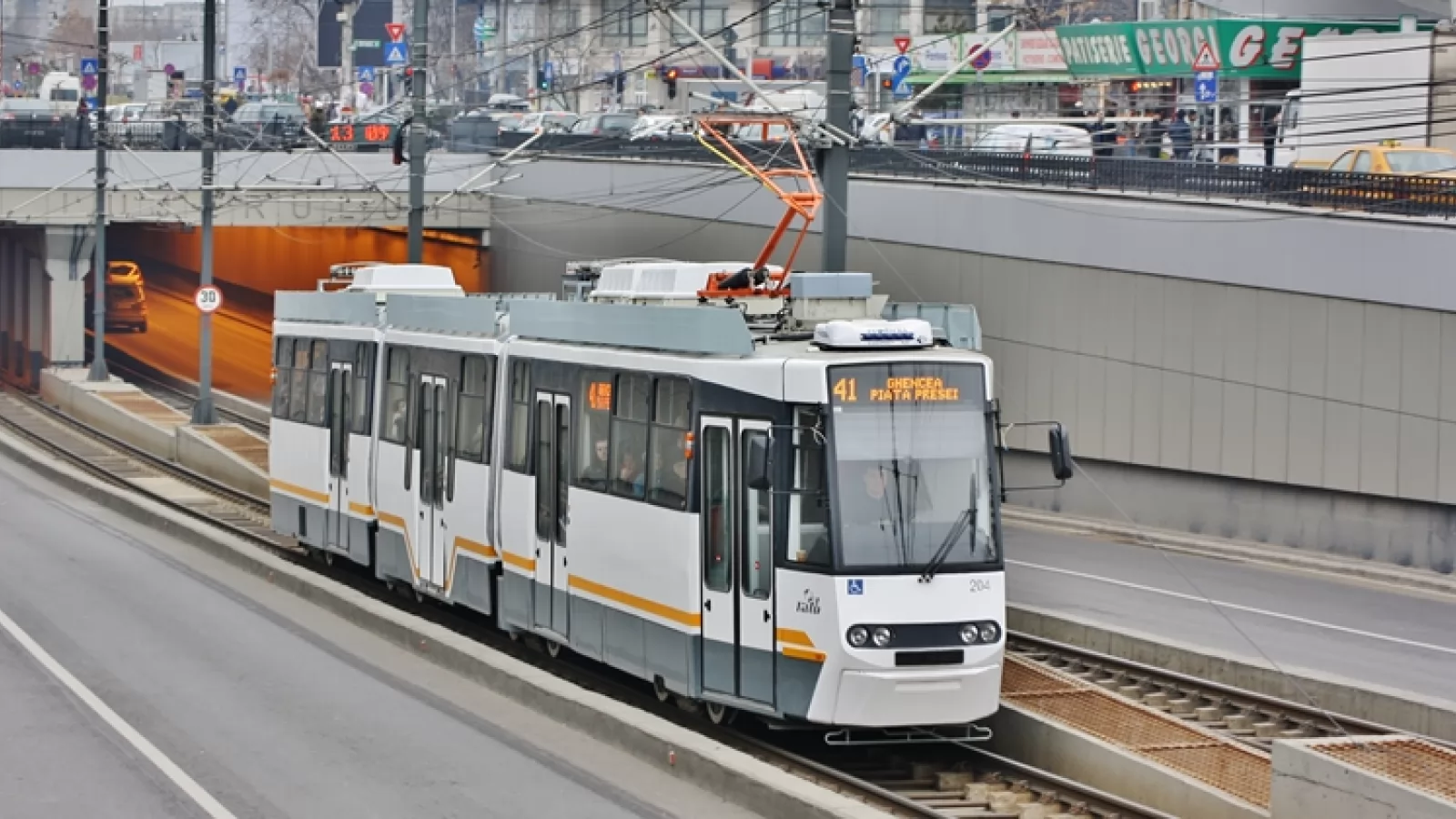 Google Maps aduce beneficii pentru utilizatorii transportului public din România; Date despre întârzieri și aglomerație oferite în timp real