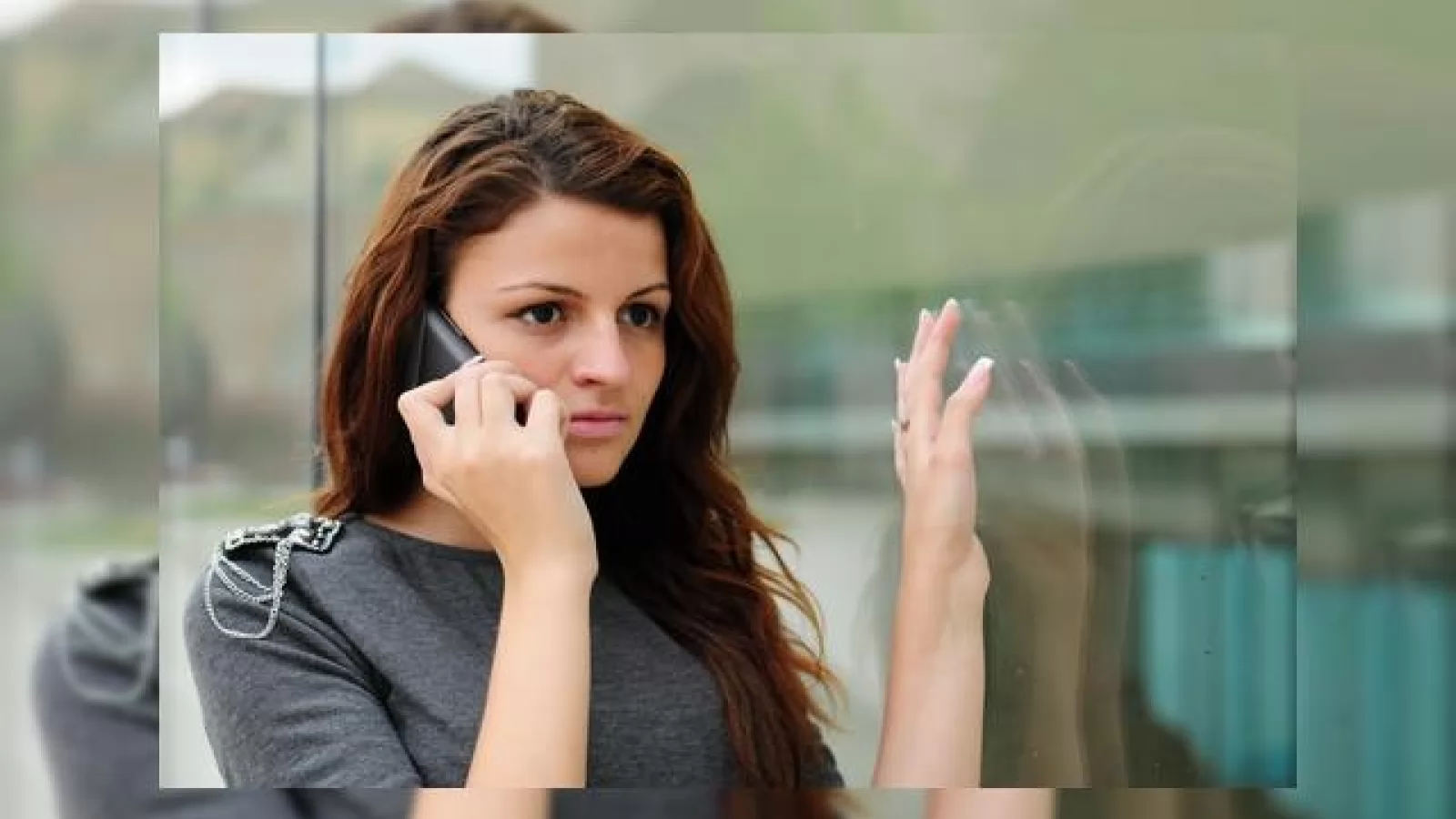 HTC Sensation În palma Consuellei Dobra, noua Mobi Girl pasionată de Facebook