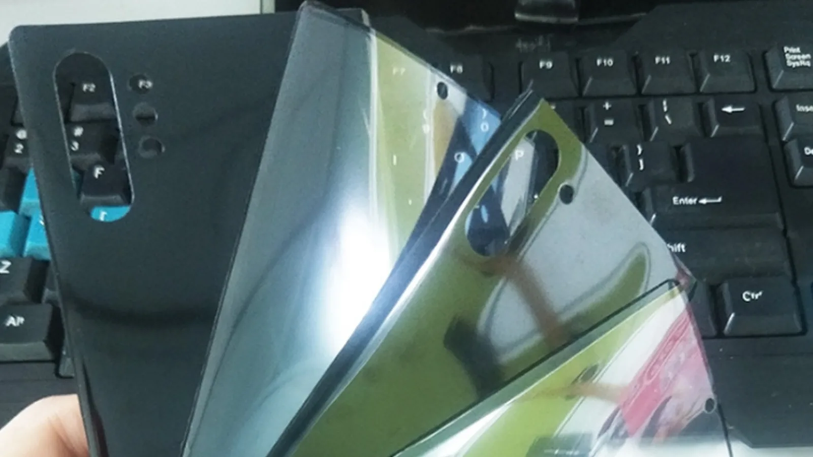 Noi protecții de ecran destinate lui Samsung Galaxy Note 10 și Note 10 Pro apar fotografiate; Avem display-uri Infinity-O