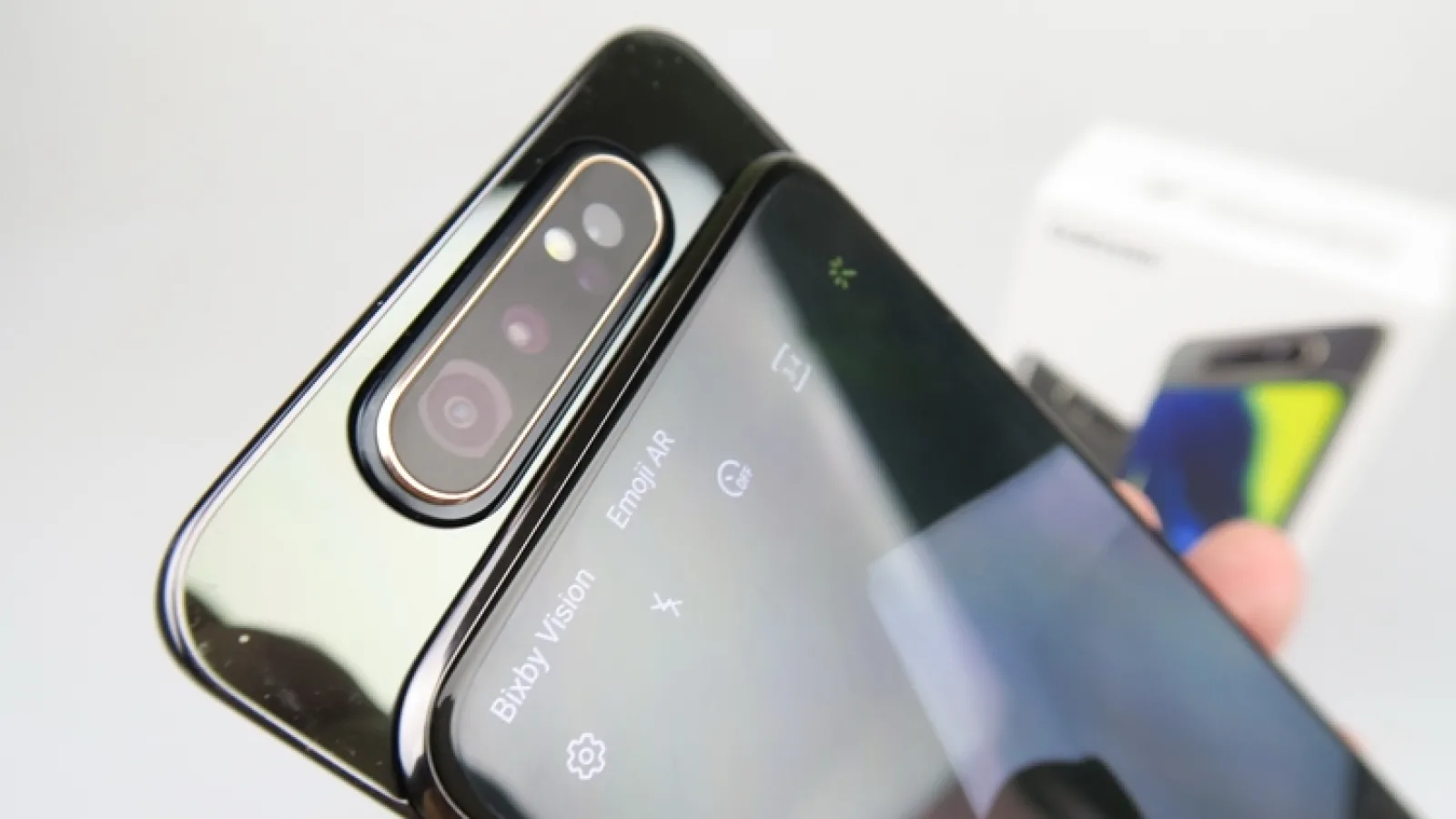 Samsung Galaxy A80 Unboxing: telefonul cu cea mai robotizată cameră rotativă este aici, la debutul european (Video)