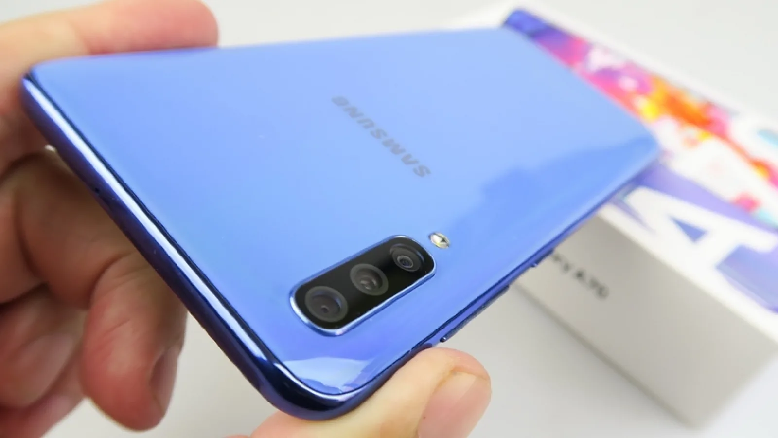 Samsung Galaxy A70 Unboxing: primele impresii despre un telefon cu ecran mare Super AMOLED şi cameră triplă cu upgrade faţă de A50 (Video)
