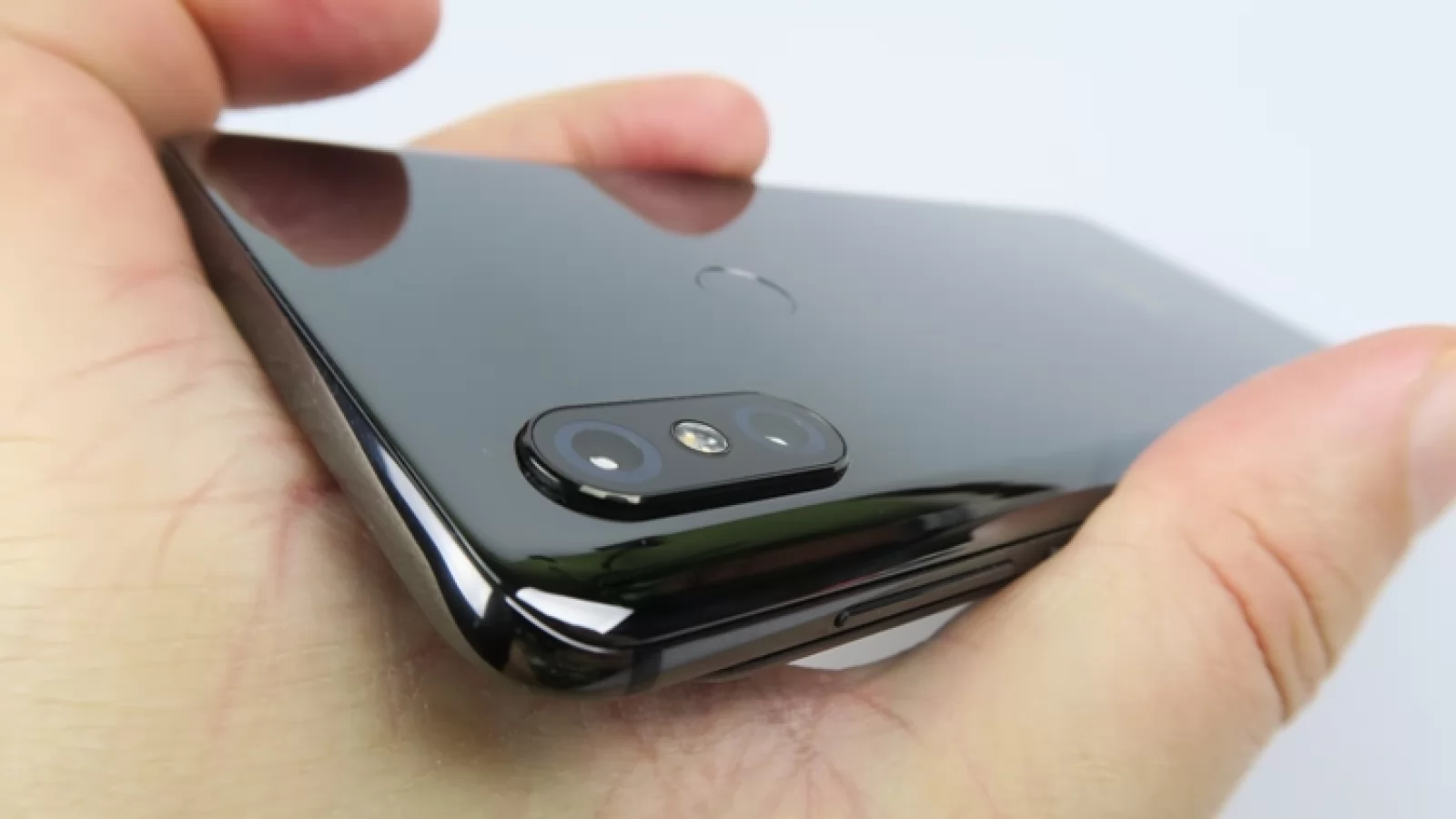 Mini Turul Magazinelor #91: Cel mai ieftin telefon cu cameră de 48 MP, Xiaomi Mi Mix 3 la reducere şi două televizoare la preţ bun