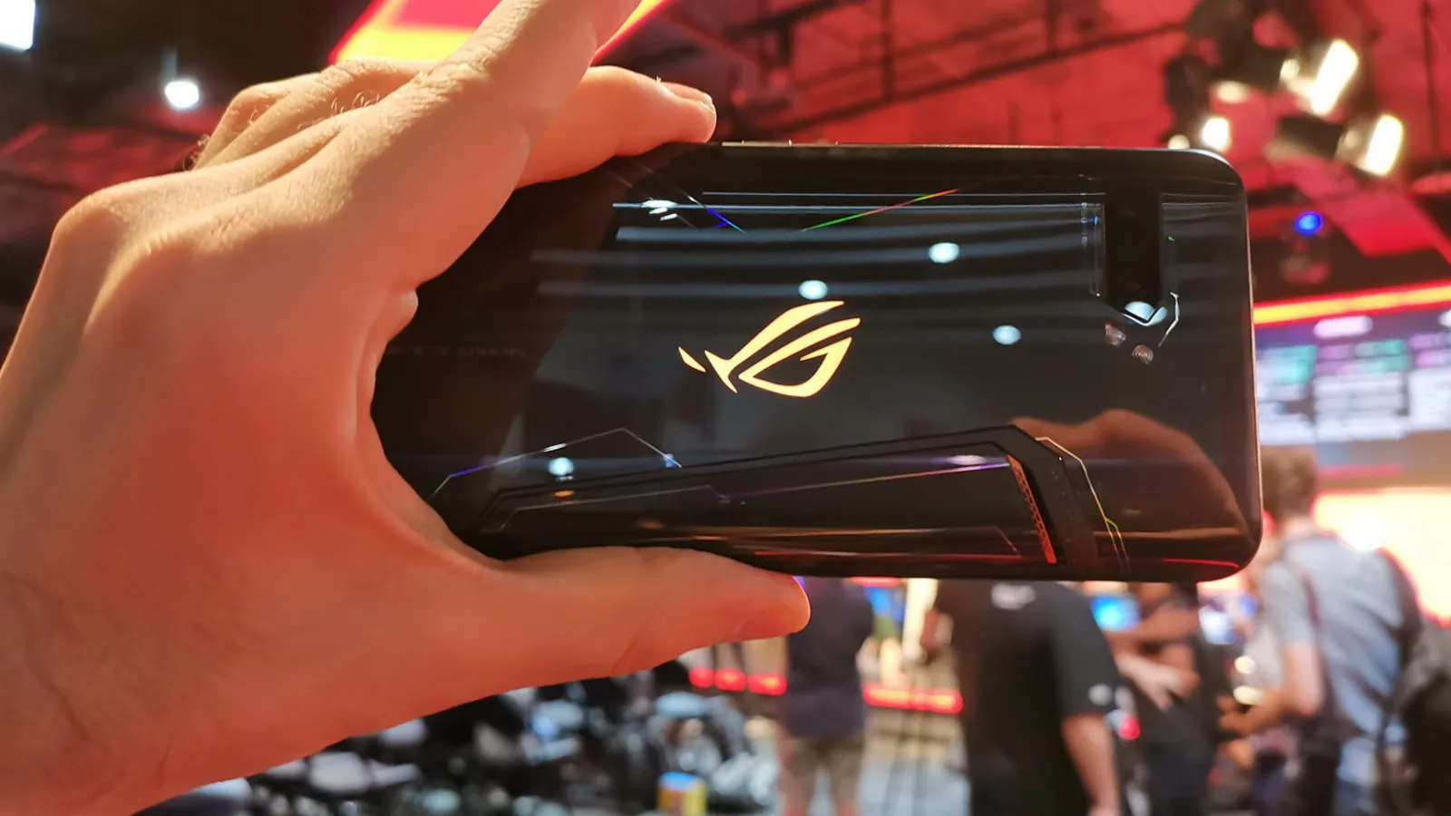 ASUS își forțează șansa, lansează cel mai puternic telefon al momentului; ROG Phone 2 își dezvăluie detaliile într-un clip video detaliat
