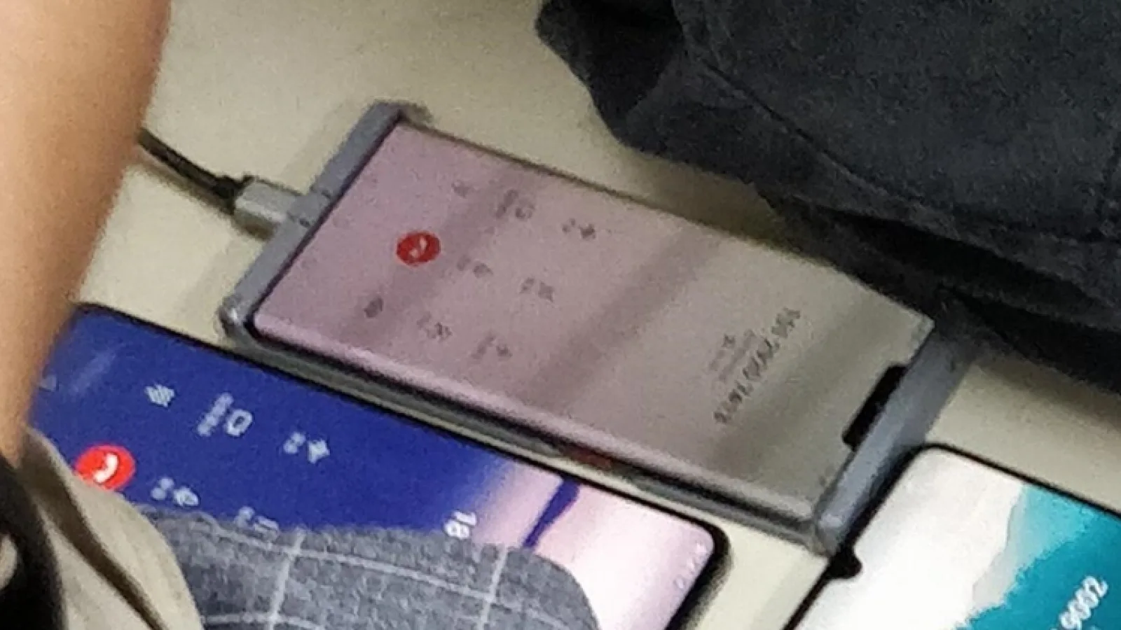 Huawei Mate 30 Pro este surprins în public; Vedem ecranul său super-curbat și decupajul din zona superioară