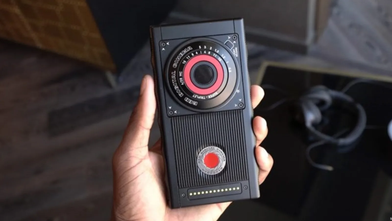 "Chinezii sunt de vină"; RED vorbeşte despre problemele telefonului Hydrogen One şi anunţă Hydrogen Two