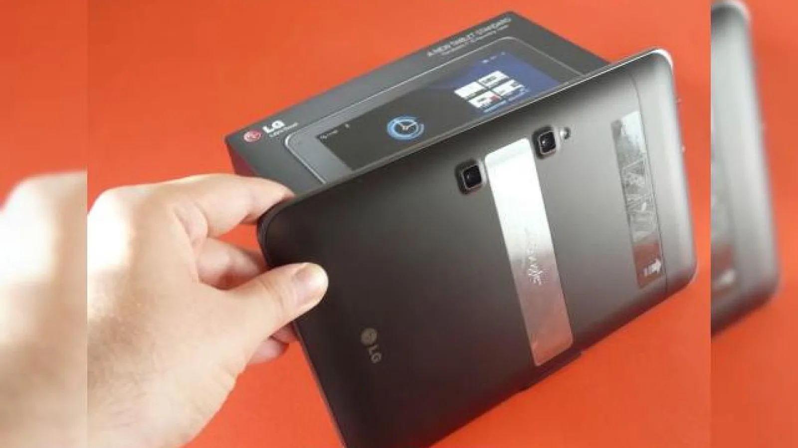 LG Optimus Pad scos din cutie la Mobilissimo.ro - vine cu ochelari 3D și o cameră duală 3D (Video)