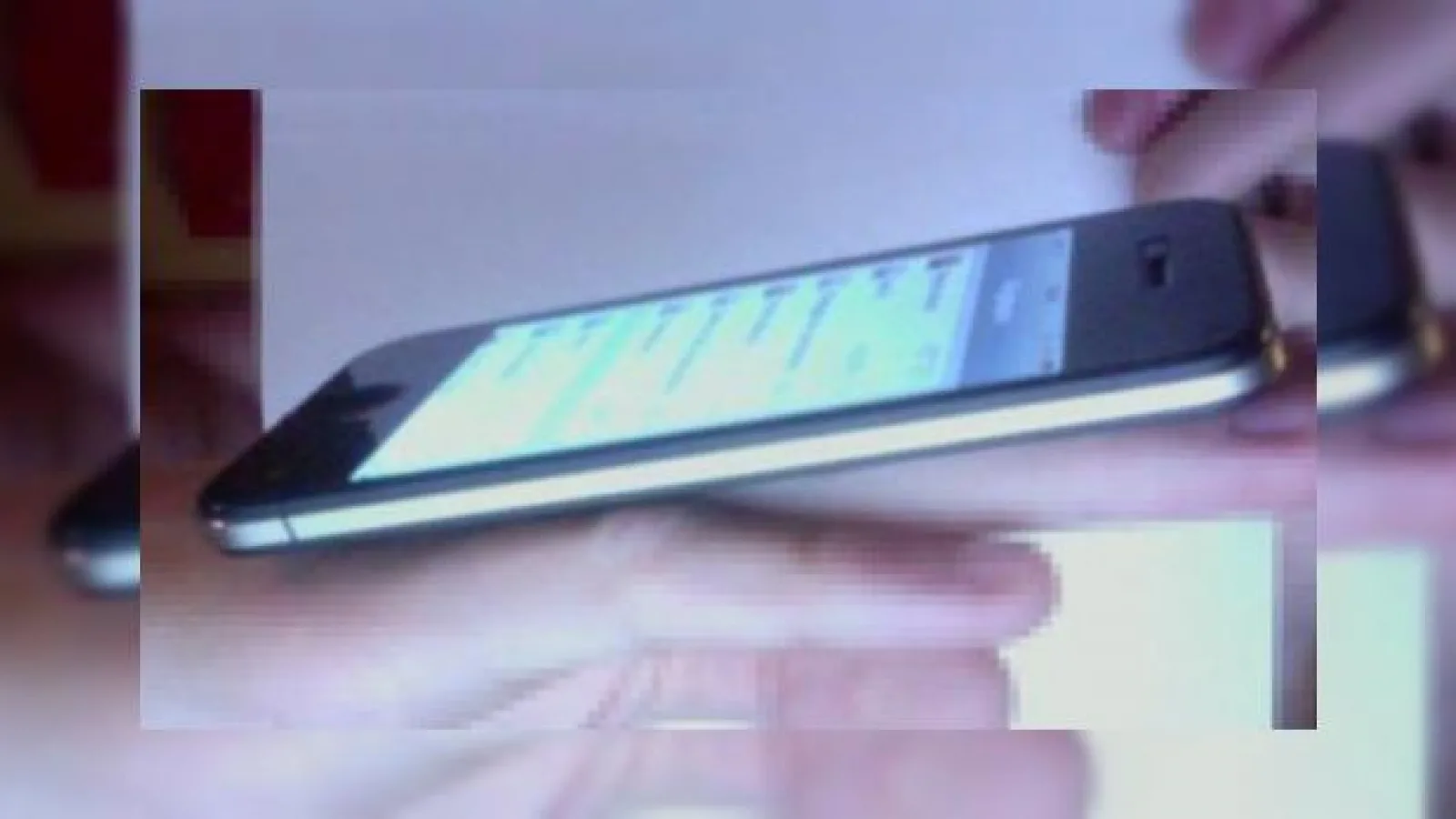 Sărut franțuzesc pentru iPhone 5! O imagine-spion de la un operator francez, scăpată pe forumuri