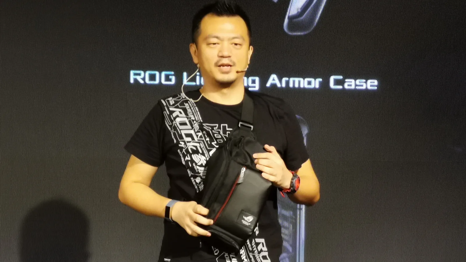Ce este un Fashion Bag de la ASUS ROG Phone II? Înlocuitorul de troller conţine 5 accesorii ale telefonului (Video)