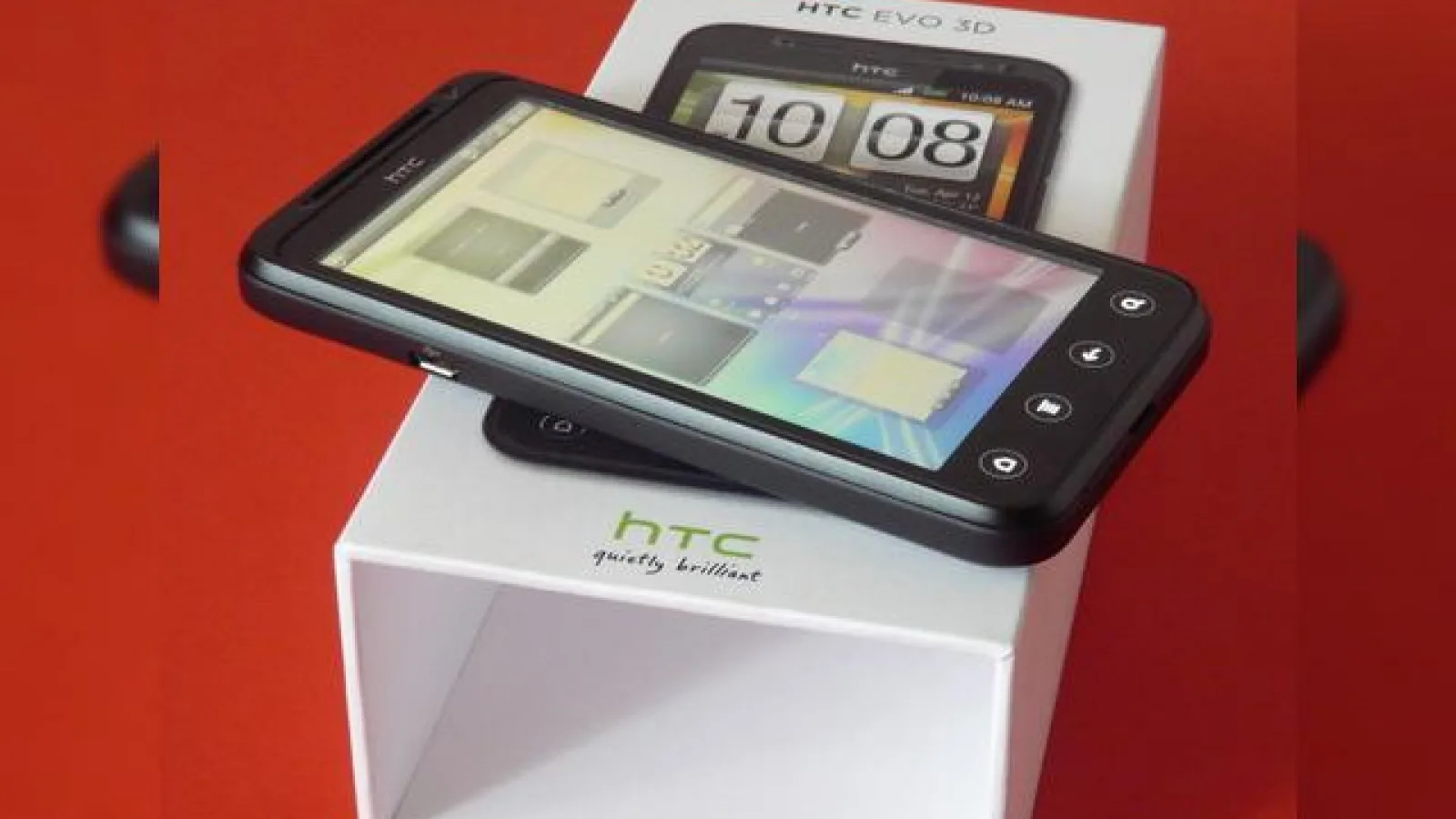 HTC EVO 3D scos din cutie, un rival pe măsura lui LG Optimus 3D? (Video)