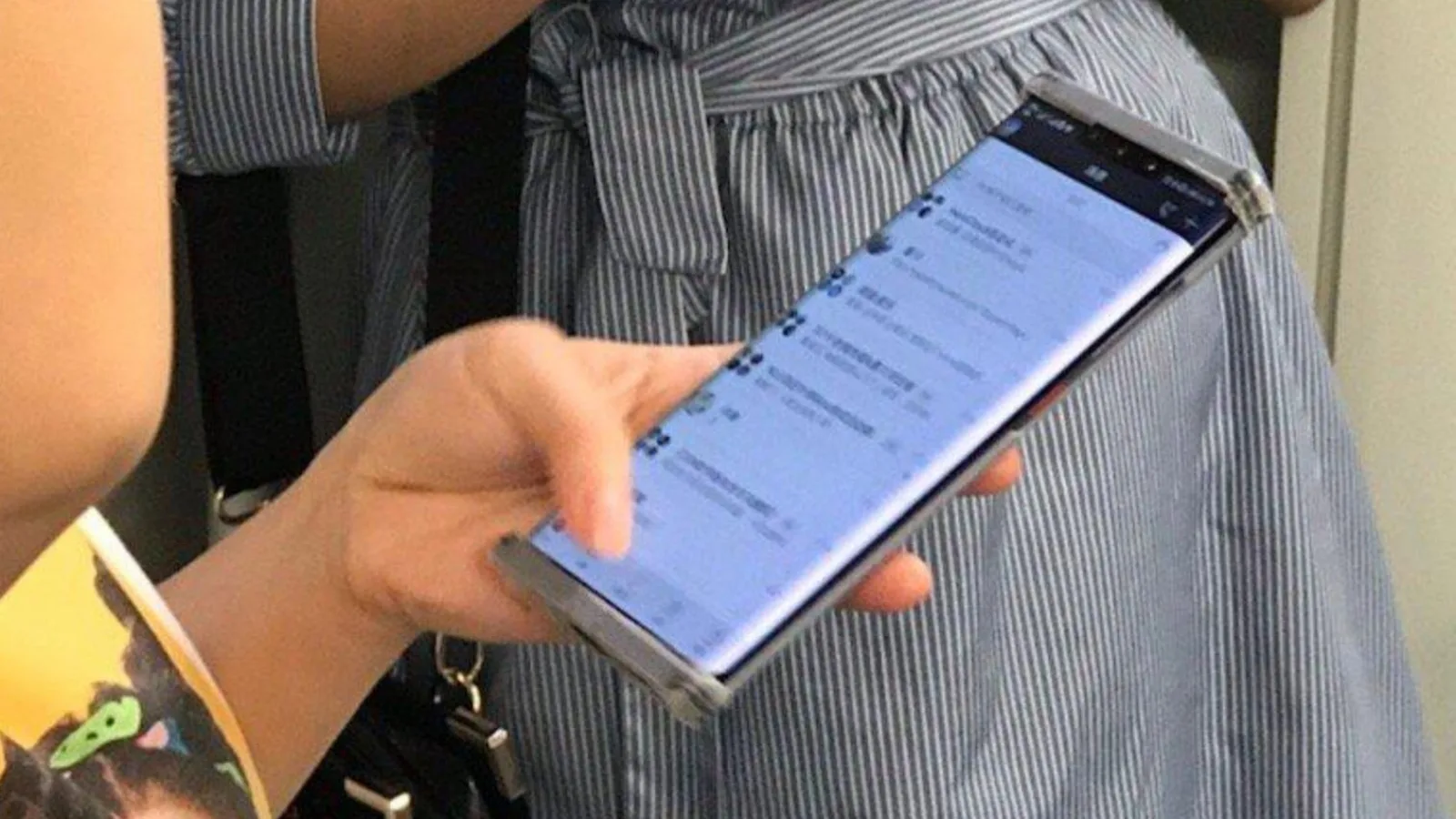 Huawei Mate 30 are încă o scăpare hands-on, furând din hype-ul lui Samsung Galaxy Note 10