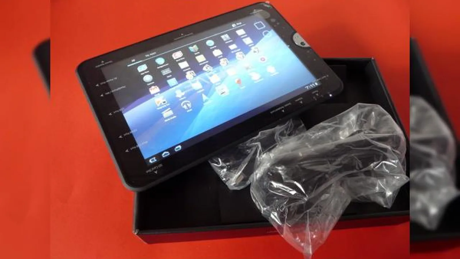 Toshiba Thrive scos din cutie la Mobilissimo.ro - bateria scoasă de sub capacul aferent - iată cum! (Video)