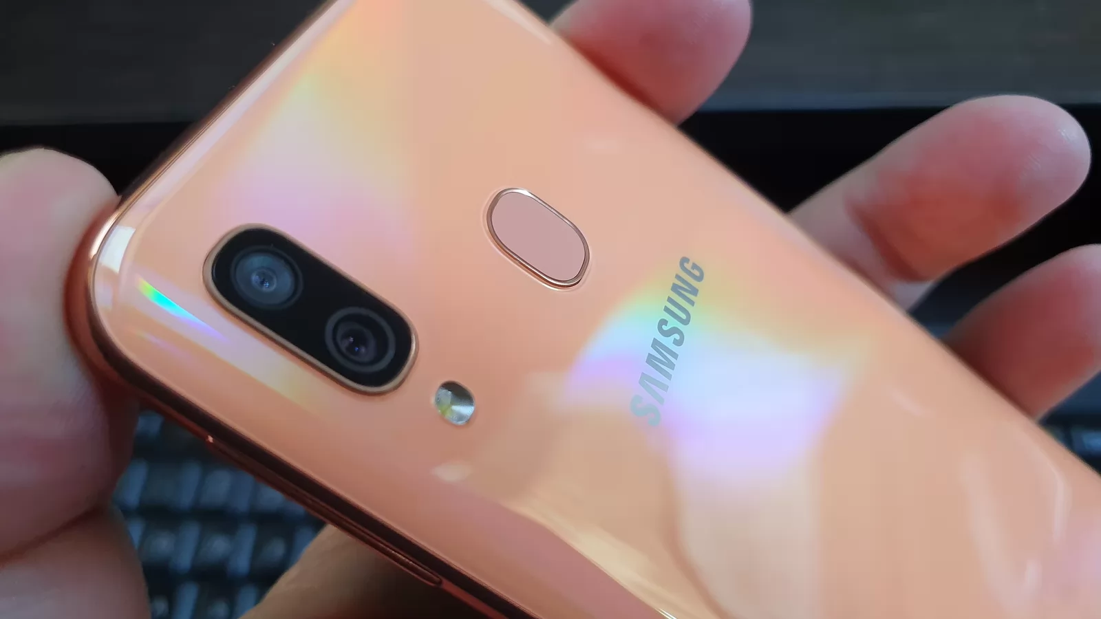 Samsung Galaxy A40: Design compact, culoarea coral este câştigătoare