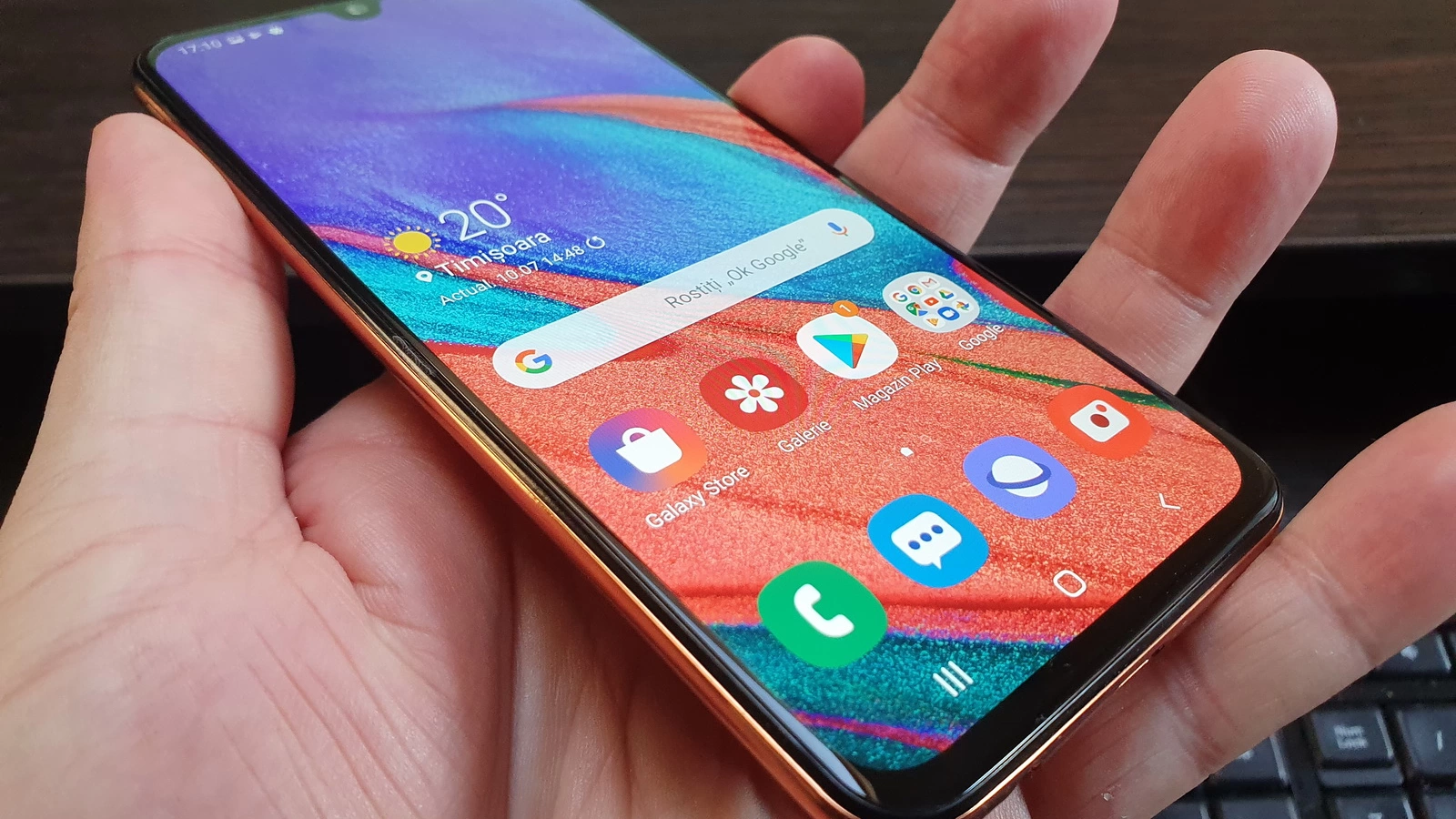 Samsung Galaxy A40: Display Super AMOLED care livrează în zona midrange