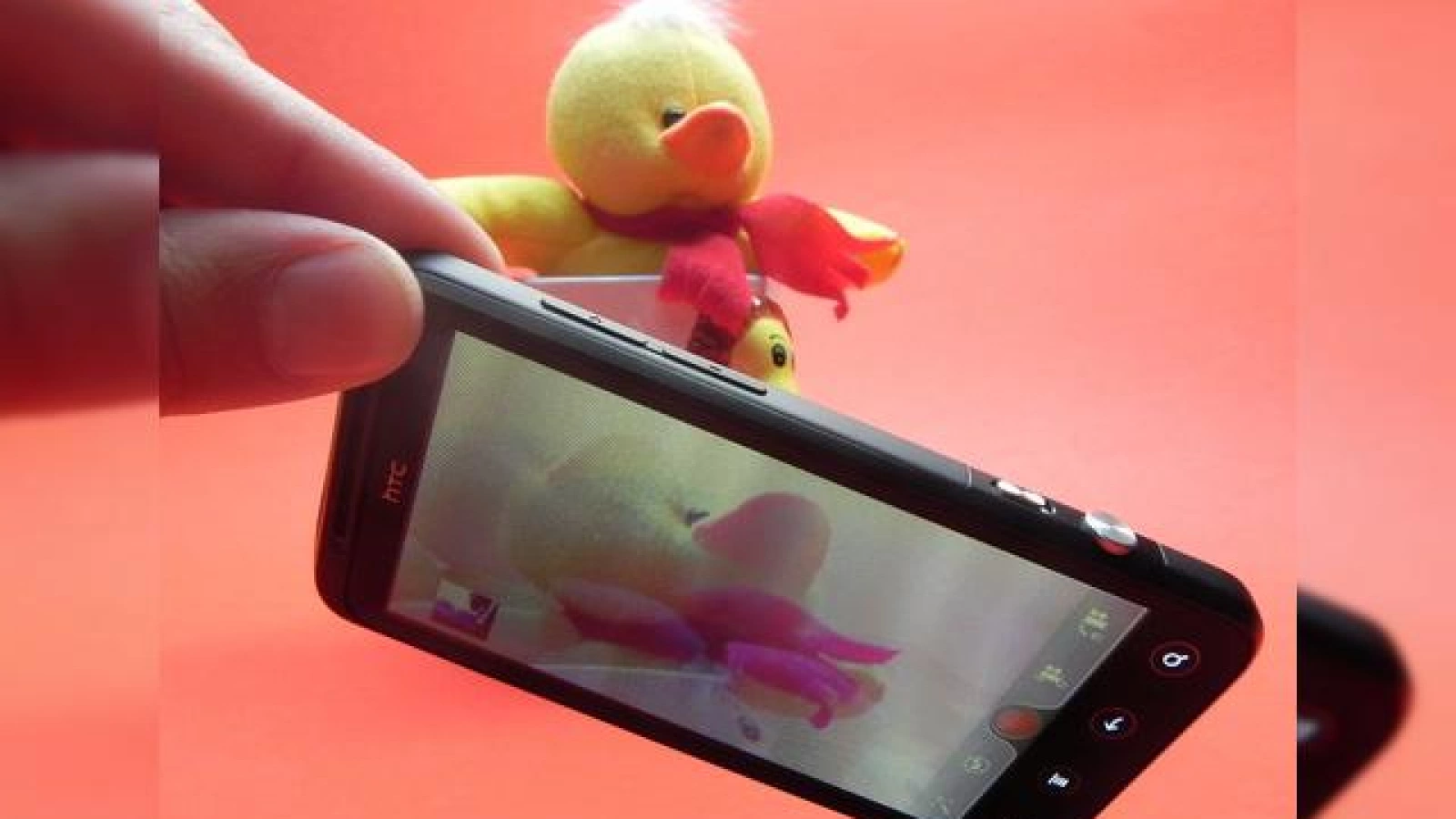 Review HTC EVO 3D - 3 dimensiuni pe un Sensation cu cameră duală, oare mai bun decât LG Optimus 3D? (Video)