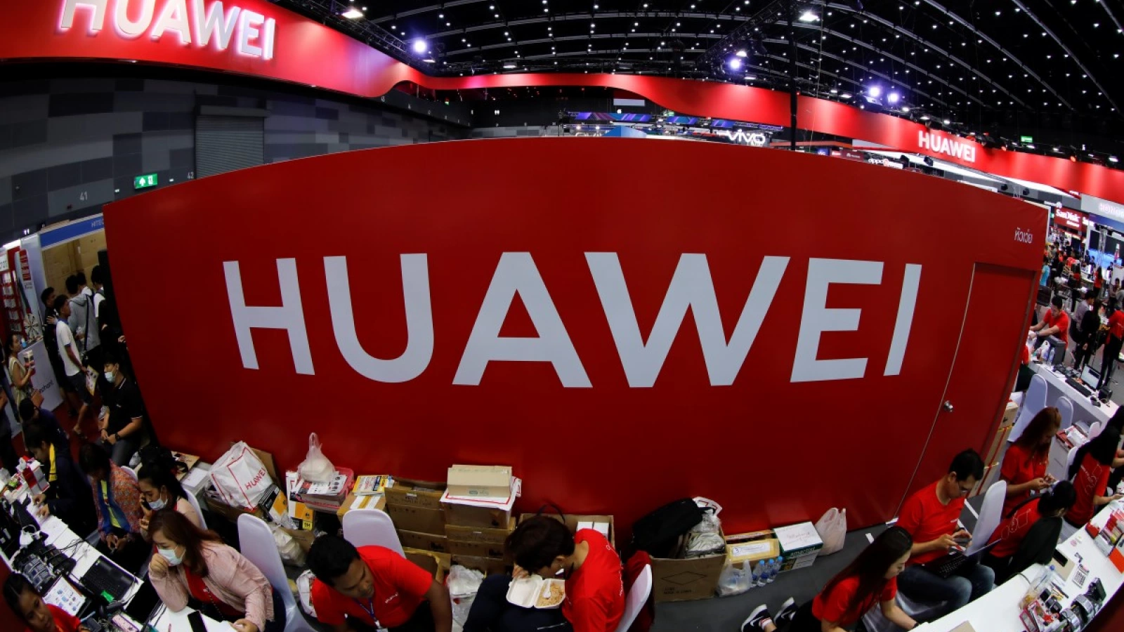 Vin concedierile! Huawei vrea să se blindeze contra altor atacuri din partea SUA şi îşi schimbă modul în care face business