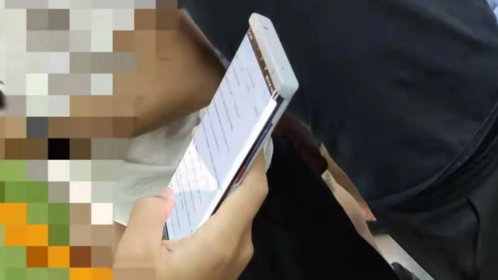 Huawei Mate 30 Pro apare în noi fotografii spion, protejat de o carcasă specială; Vedem un bliț uriaș în spate