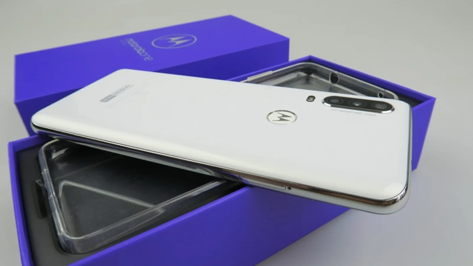 Motorola One Action Unboxing + primele impresii: primul telefon cu cameră de acţiune, un nou midranger cu cameră triplă (Video)