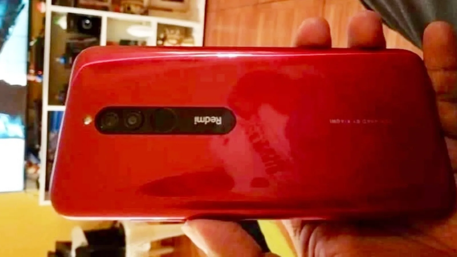 Xiaomi Redmi 8 se lasă admirat la rândul său în fotografii hands-on; Apare pe o nuanță de roșu aprins