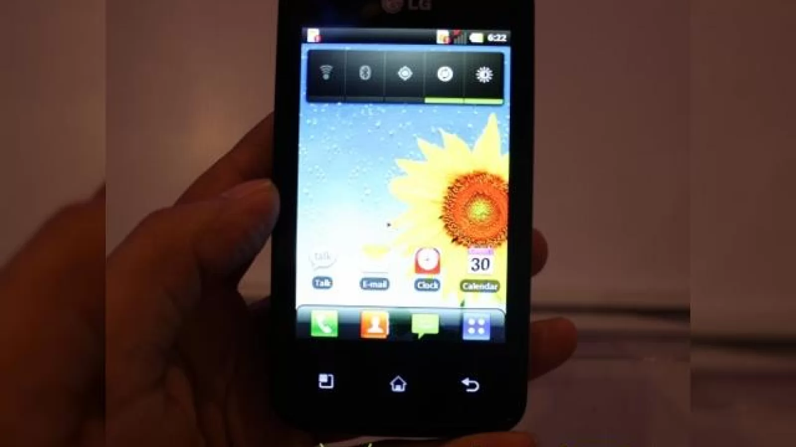 LG Univa E510, un telefon Gingerbread 2.3.3 neanunțat Încă apare În primele imagini