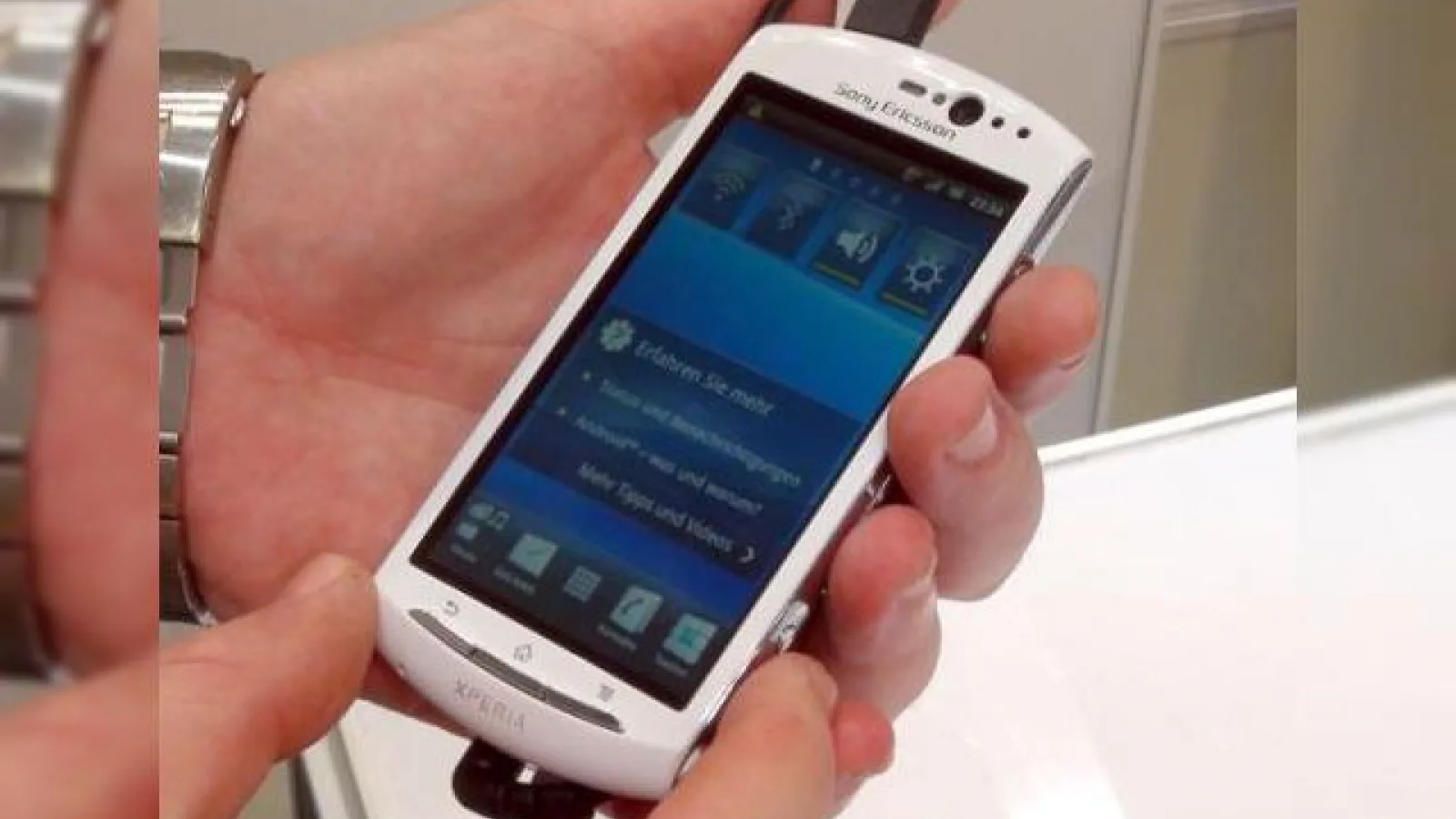 Xperia Play fără Play: iată un hands on cu Sony Ericsson Xperia Neo V de la IFA 2011 (Video)
