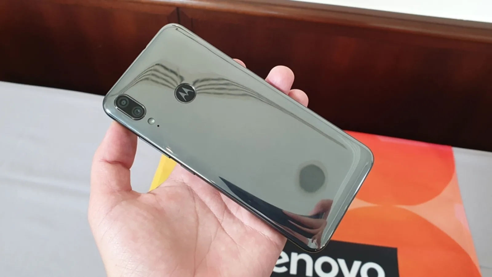 IFA 2019: Motorola Moto E6 Plus Hands-on - Telefon de buget cu spate oglindă și cameră duală