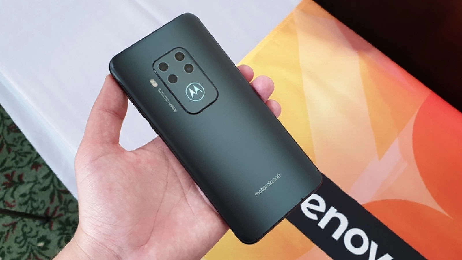 IFA 2019: Motorola One Zoom Hands-on - Primul telefon quad-camera Moto cu zoom optic 3x și logo iluminat