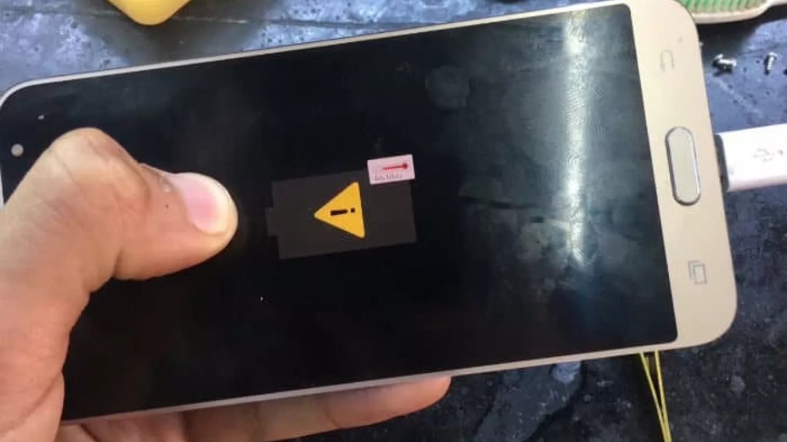 Android 10 va dezactiva automat portul USB de pe telefon în caz de supraîncălzire sau... contaminare