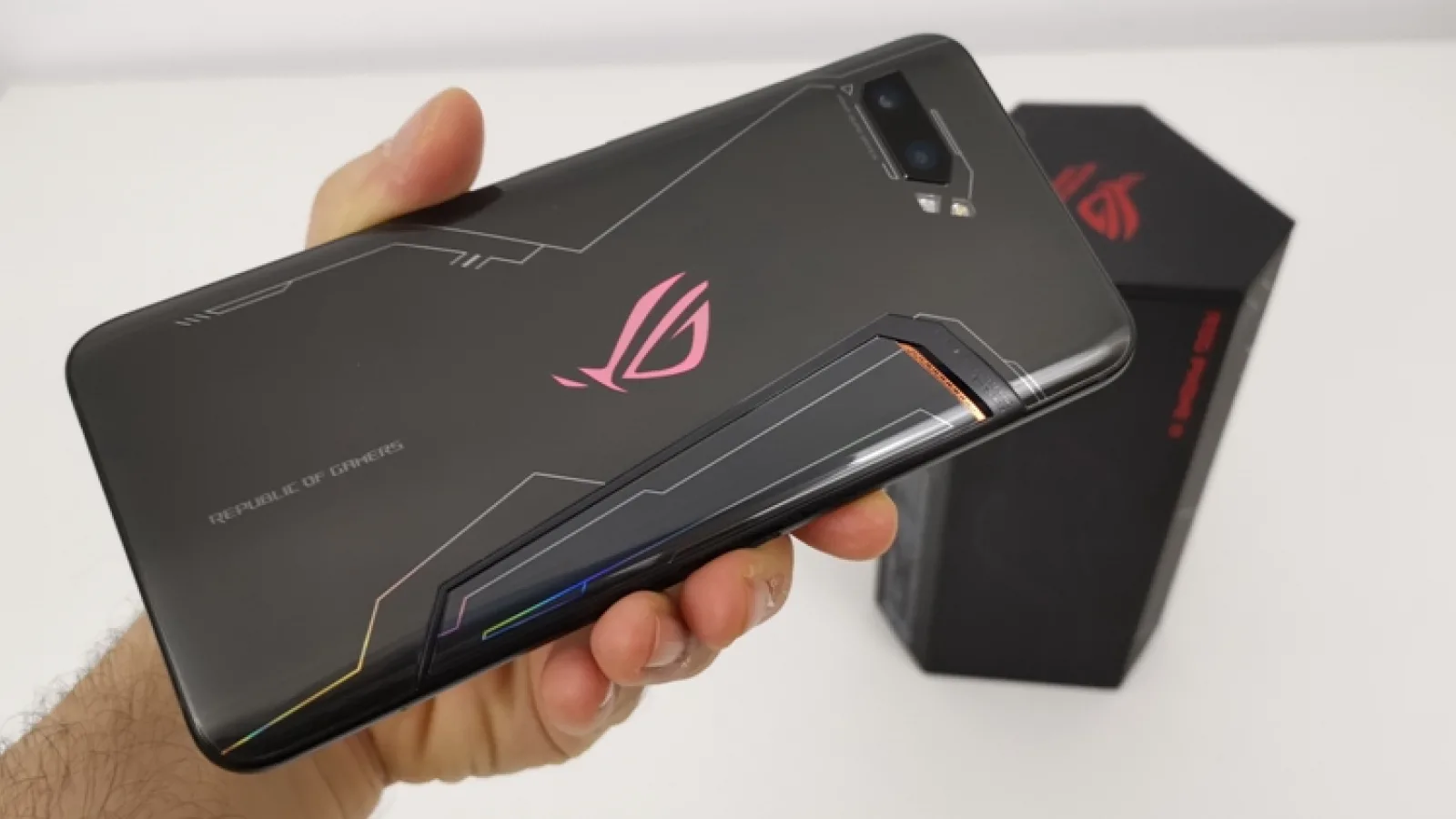 ASUS ROG Phone II Mega Unboxing: am desfăcut trolerul plin cu accesorii şi iată ce e înăuntru (Video)