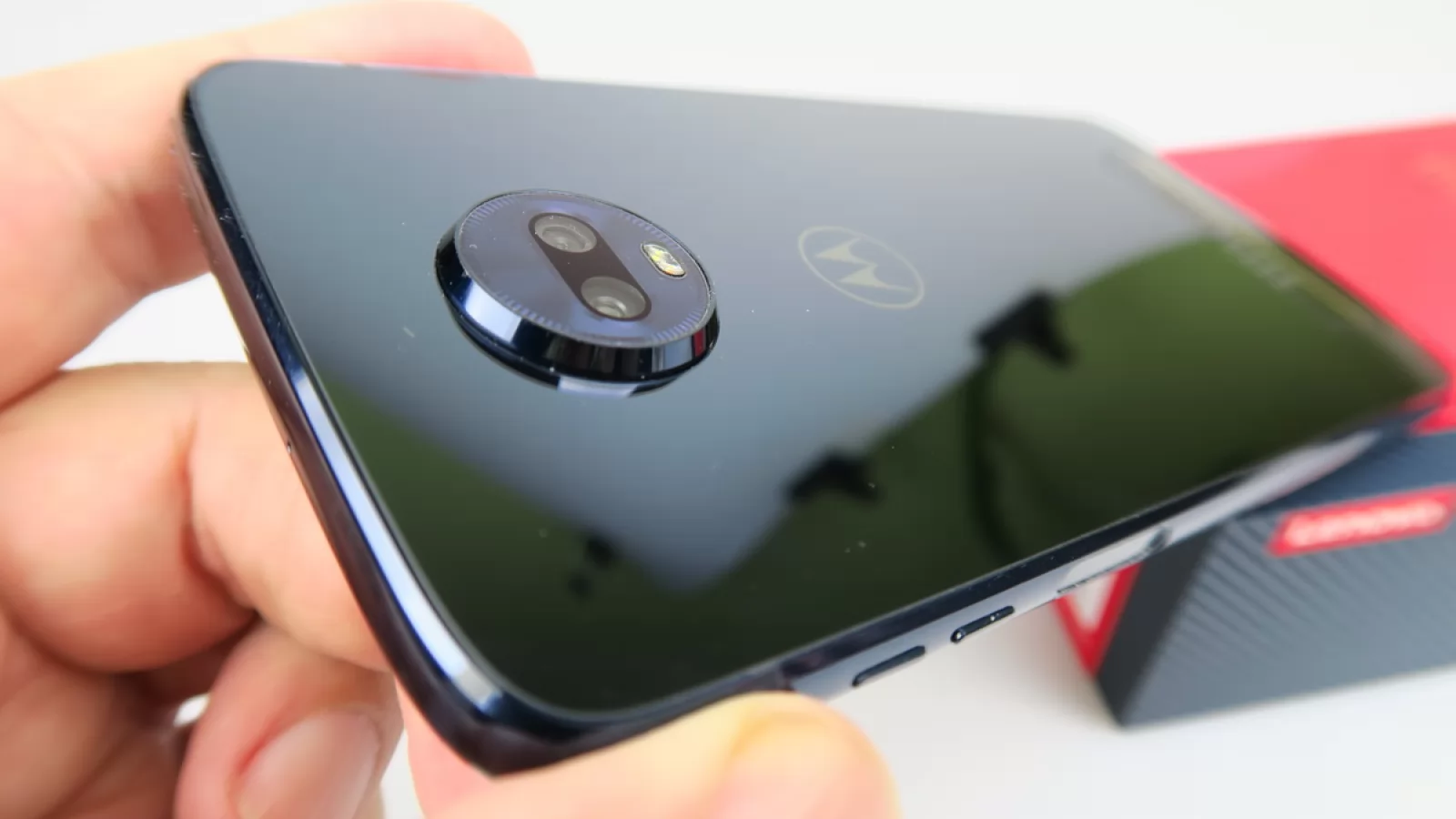 Motorola Moto Z3 Play: Cameră cu performanţă între seria Moto G6 şi Moto G7