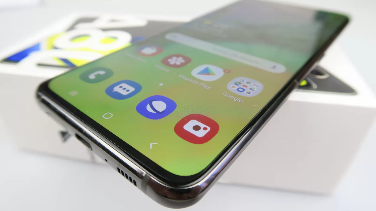 Samsung Galaxy A80: Hardware maxim pe zona midrange