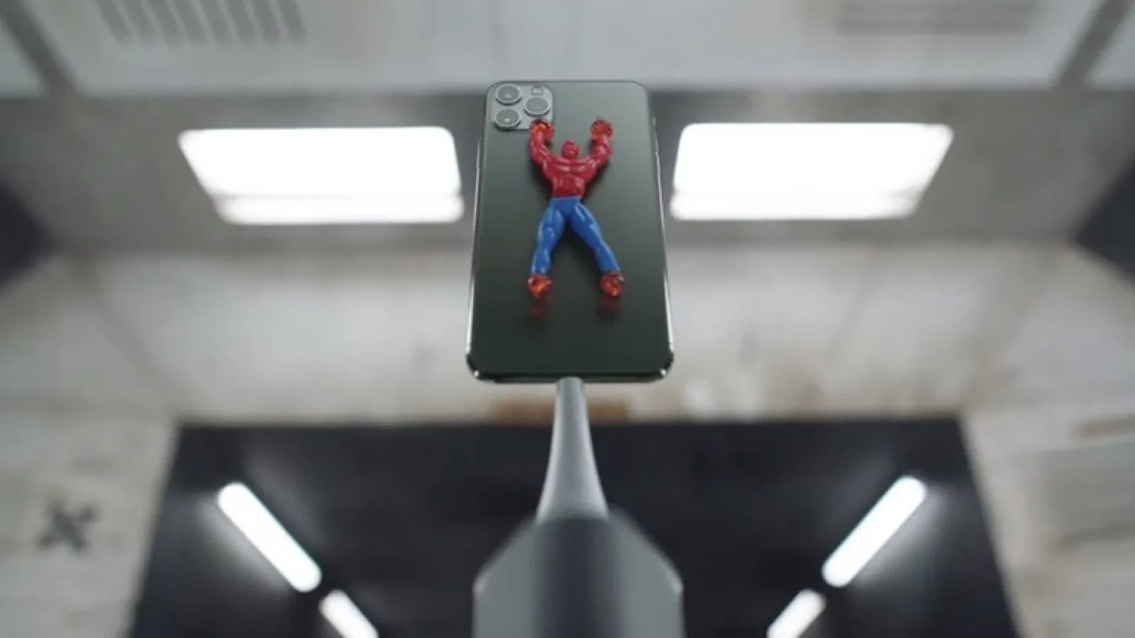 iPhone 11 Pro e lovit cu tort şi jucării în noua reclamă Apple, iar Samsung are ironia pregătită deja într-un spot-replică