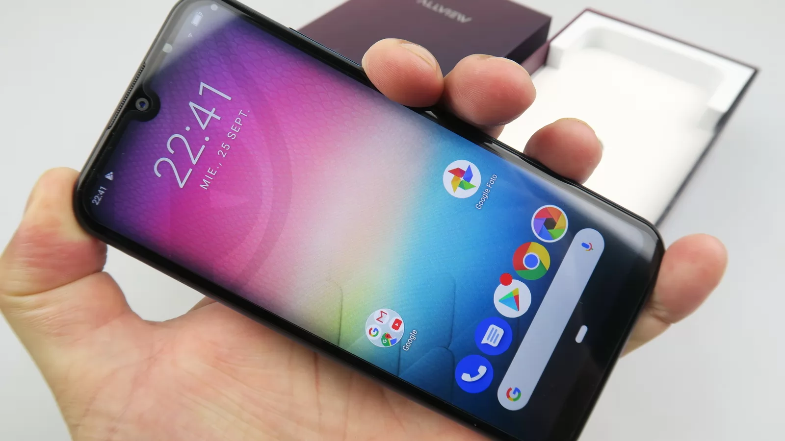 Allview V4 Viper Unboxing: Telefon de buget arătos, cu cameră duală și Android Pie (Video)