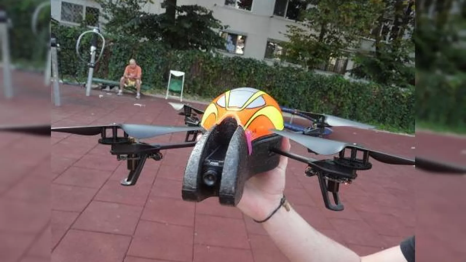 Test de zbor cu AR Drone, jucăria preferată a utilizatorului de smartphone (Video)