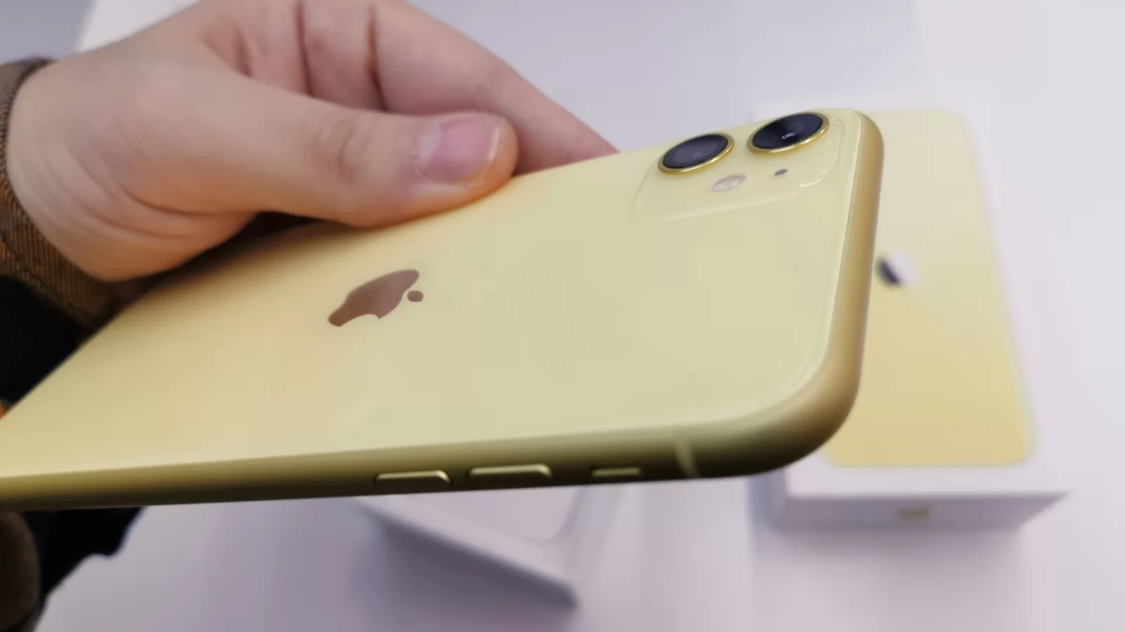 iPhone 11 Unboxing: poate cel mai arătos dintre cele 3 iPhone-uri din 2019, dar doar din spate... (Video)