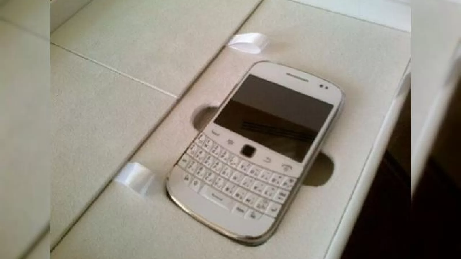 BlackBerry Bold 9900, acum și În varianta albă; Pe când și la noi?