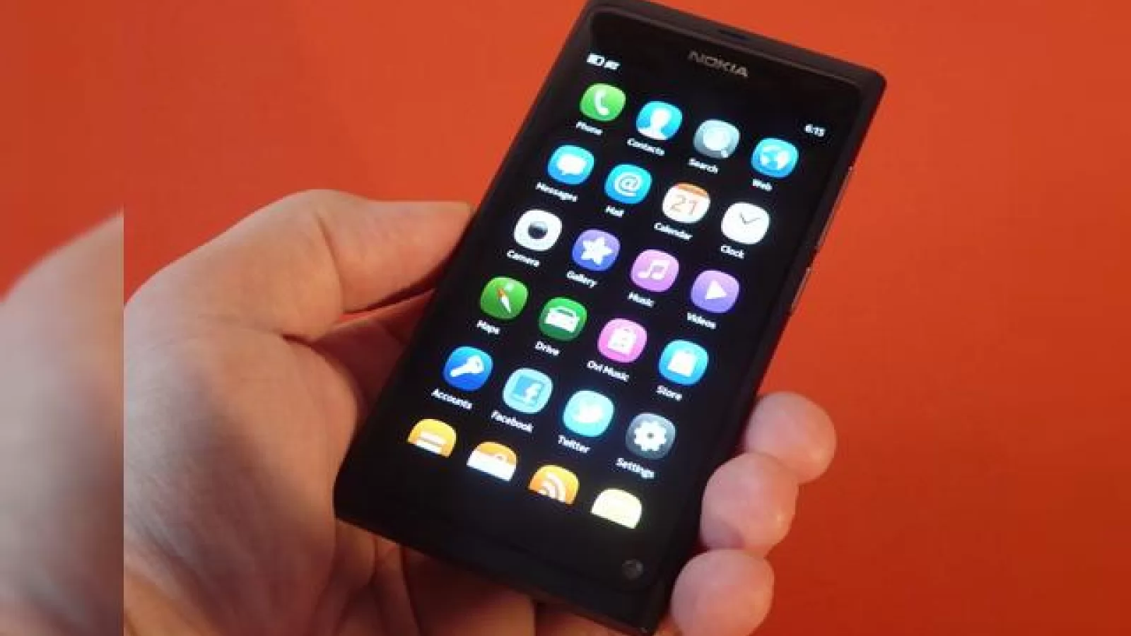 Nokia N9 scos din cutie În premieră În România la Mobilissimo.ro! (Video)