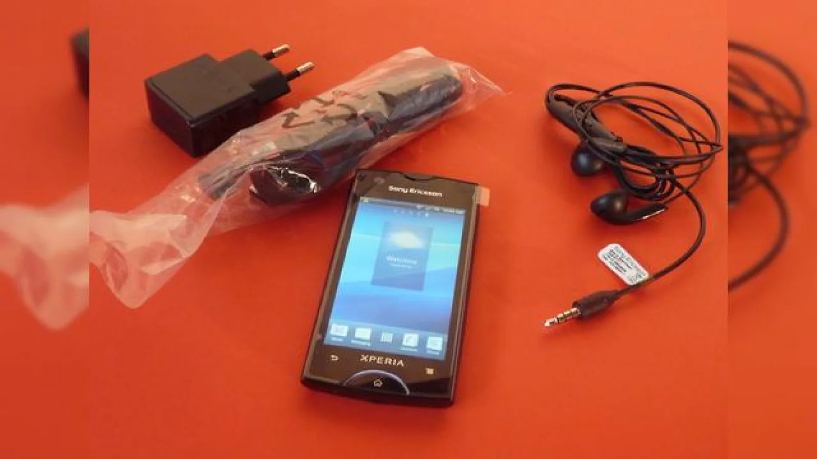 Sony Ericsson Xperia Ray scos din cutie - experiența de unboxing a unui Xperia cu preț accesibil (Video)