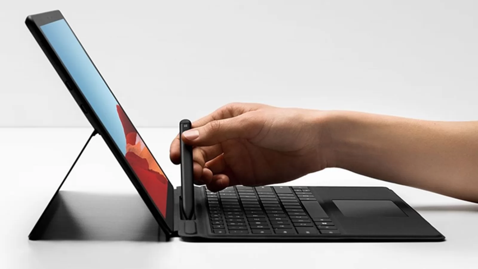 Microsoft Surface Pro X este o variantă ARM a tabletei Pro 7, cu preț mai mare, ecran de 13 inch și LTE