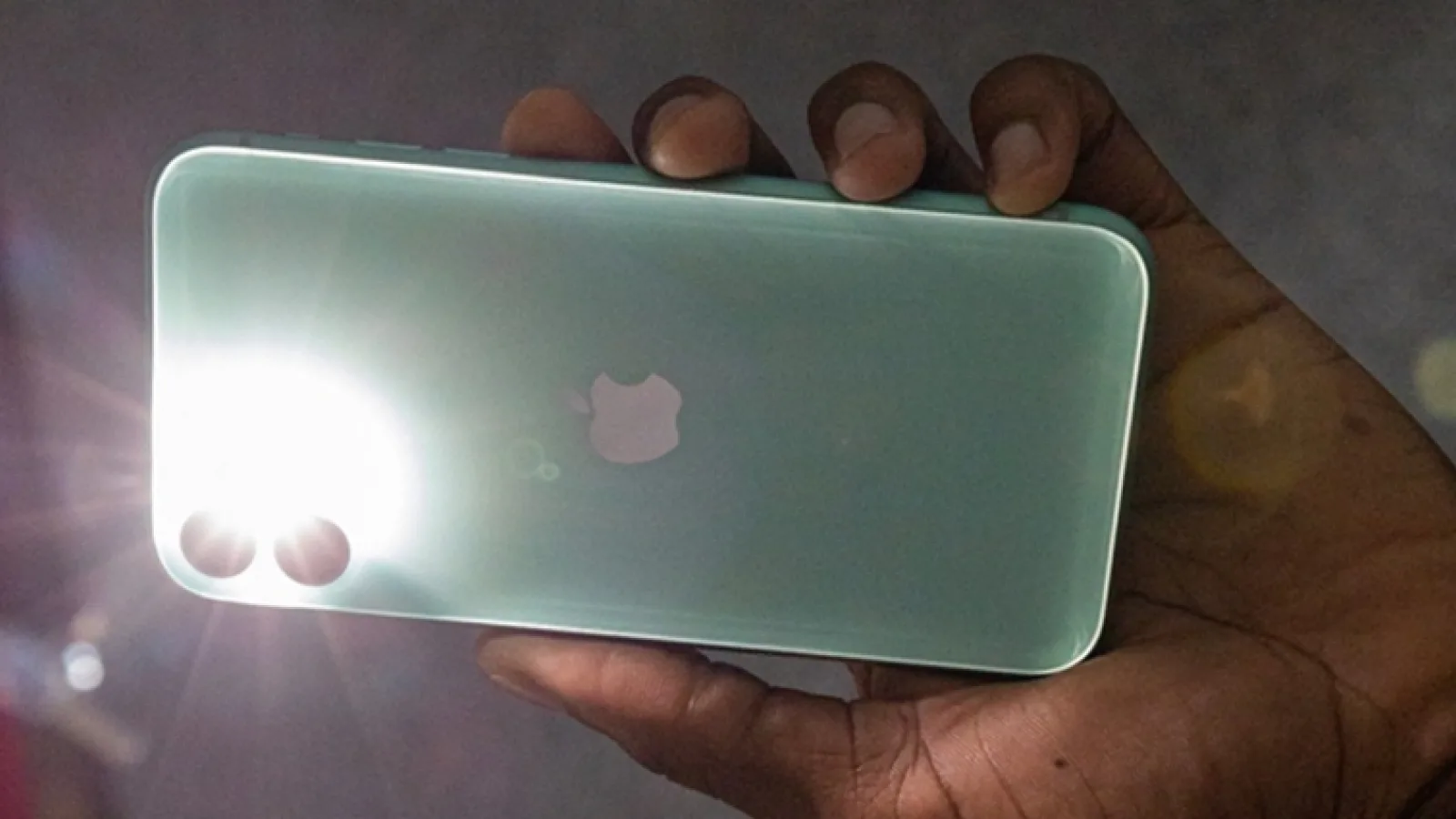 iPhone 11 strălucește atunci când bliț-ul LED este aprins! Un easter-egg de efect la petreceri