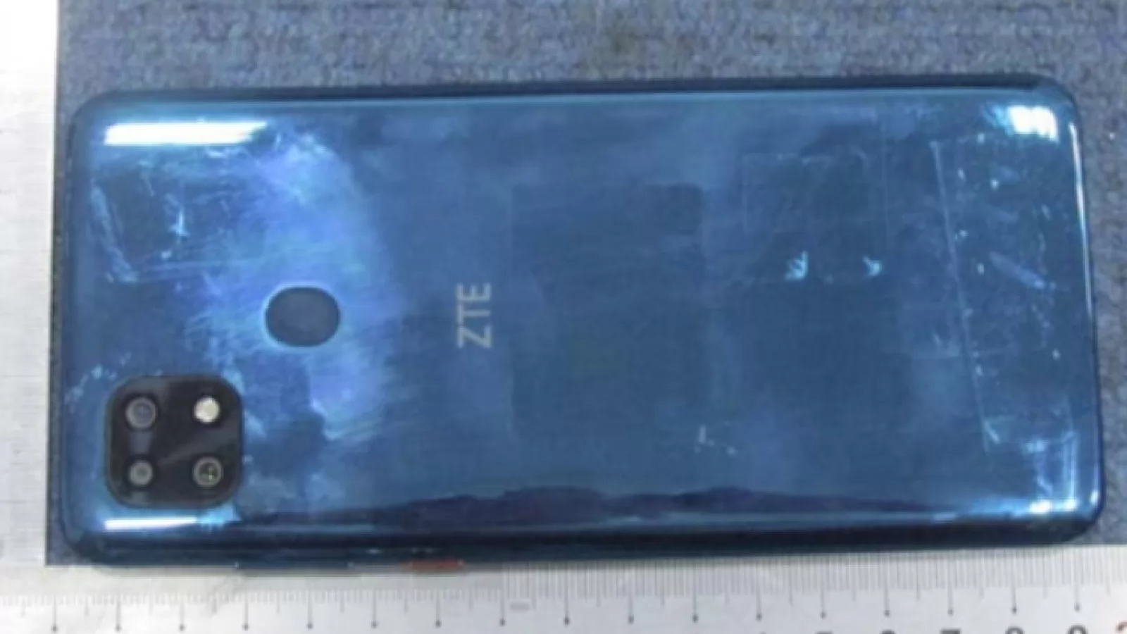 Invazia telefoanelor cu camere pătrate începe! ZTE Blade 20 este unul dintre ele și îl vedem în imagini via FCC