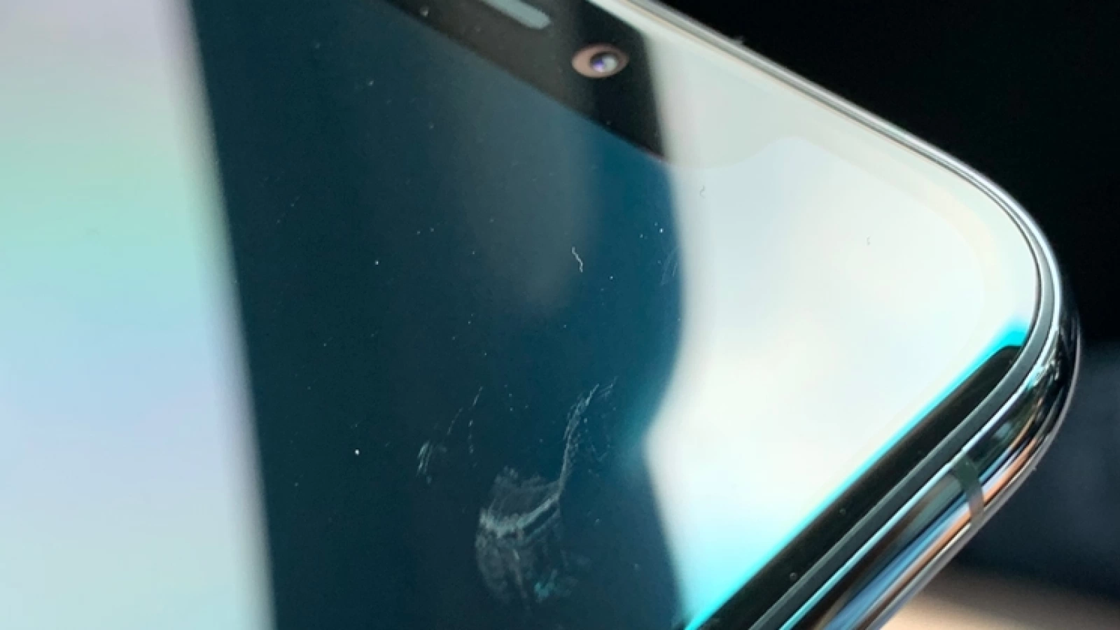 Noi probleme pentru iPhone 11! Utilizatorii afirmă că ecranul se zgârie prea ușor, chiar și în buzunar