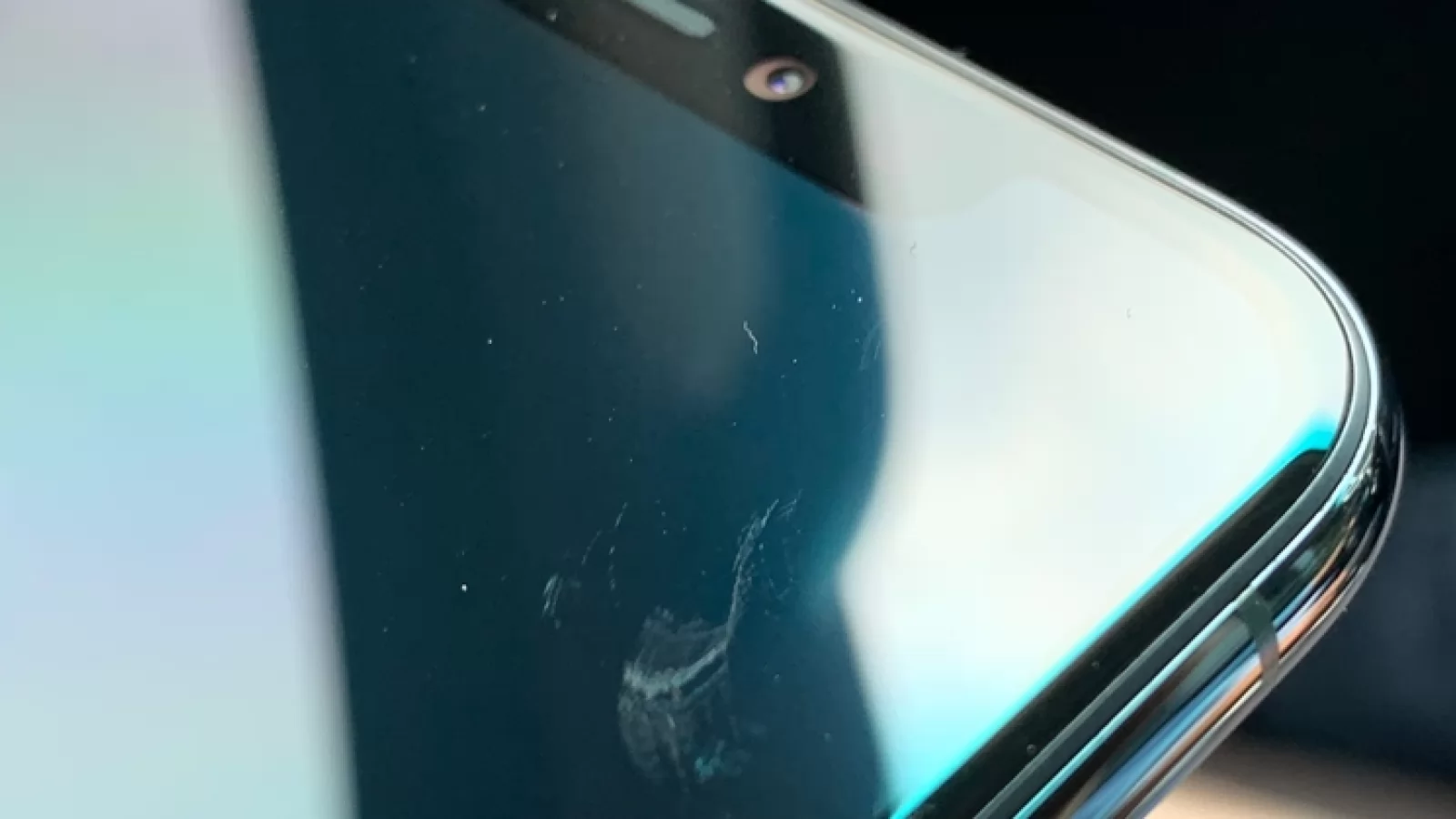Noi probleme pentru iPhone 11! Utilizatorii afirmă că ecranul se zgârie prea ușor, chiar și în buzunar