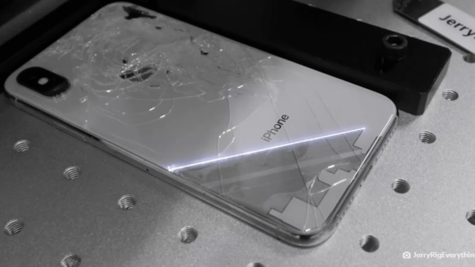 Laser frate! Iată metoda revoluţionară prin care se va înlocui sticla spartă de iPhone fără sume mari (Video)