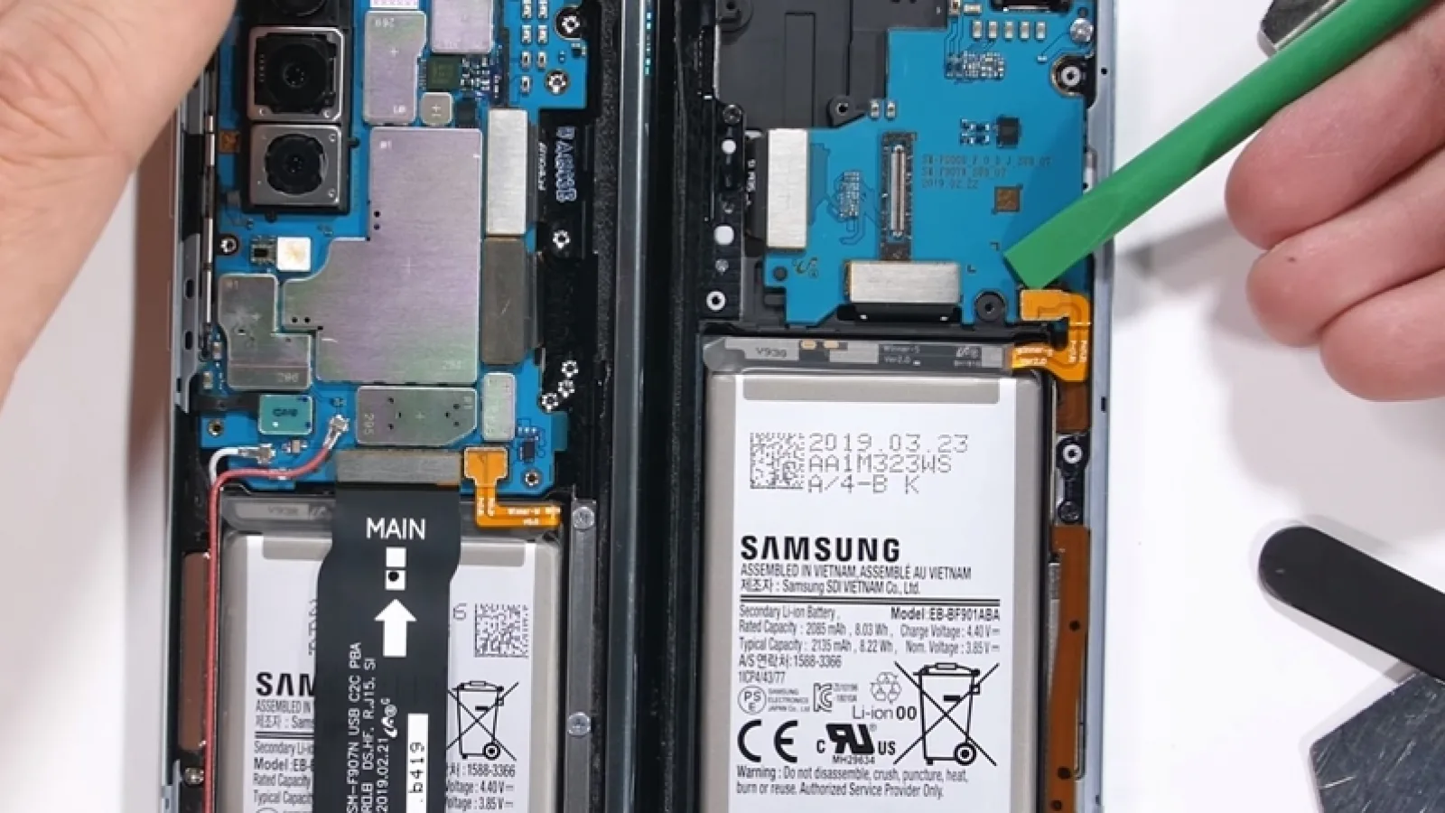 Samsung Galaxy Fold e în sfârşit desfăcut de JerryRigEverything; Iată cum arată la interior (Video)