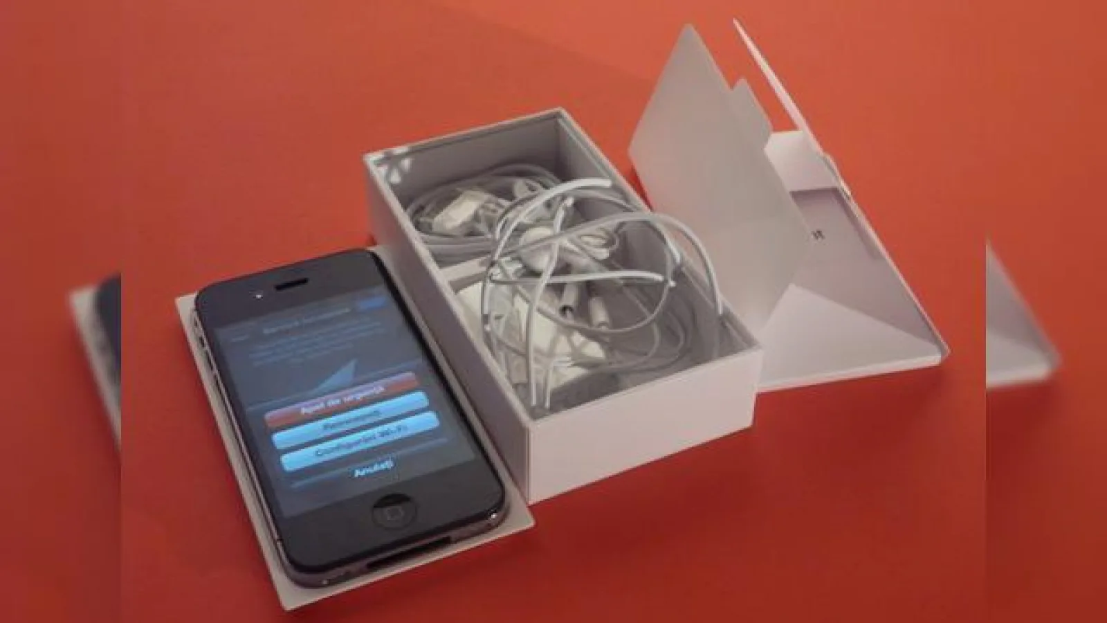 iPhone 4S scos din cutie la Mobilissimo.ro, gata să cucerească România! (Video)