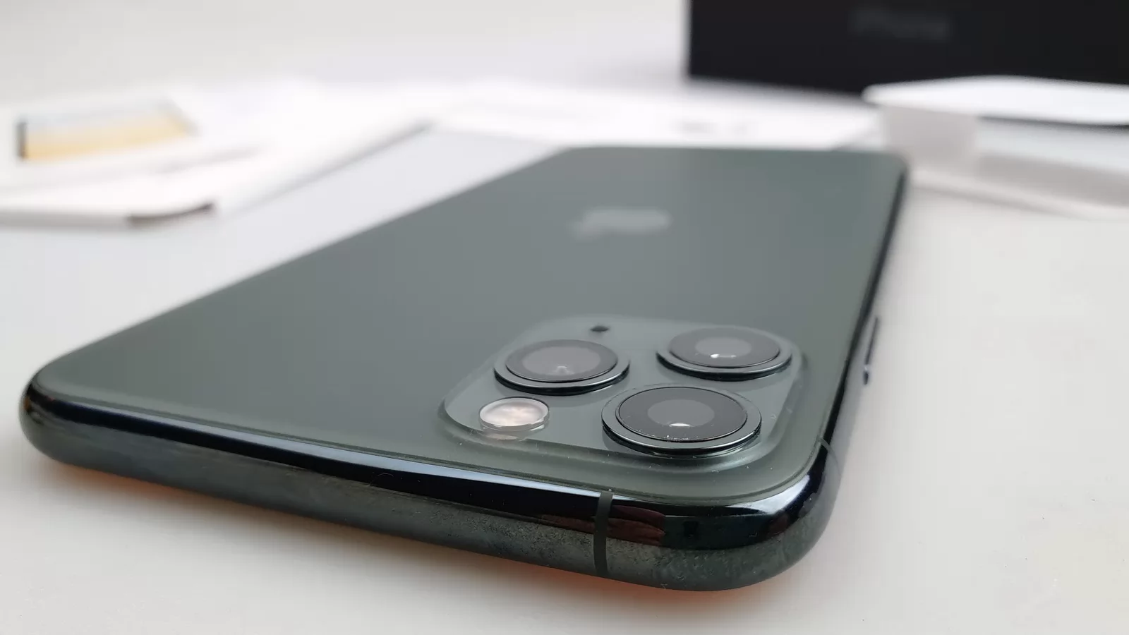 Apple iPhone 11 Pro Max Unboxing: cel mai mare şi mai nou iPhone e scos din cutie, pe nuanţa specială verde (Video)